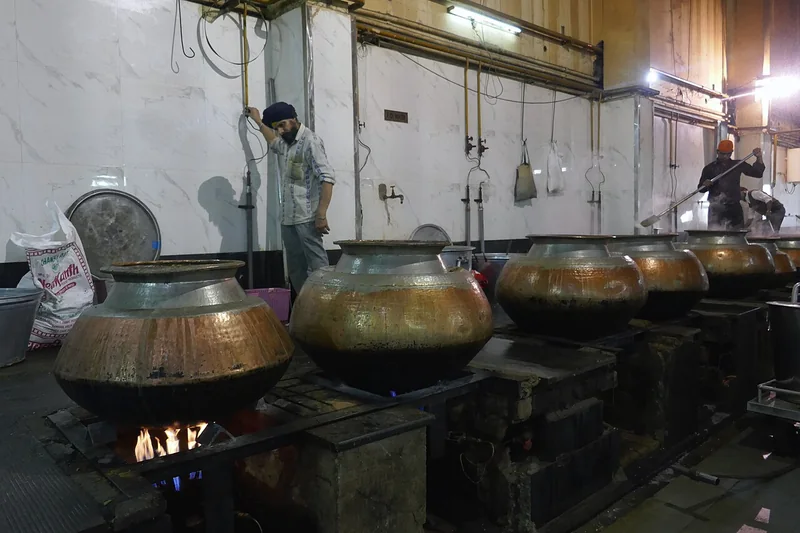 गैस पर बड़ी देगें, संस्थागत रसोई का फ़ाइल चित्र