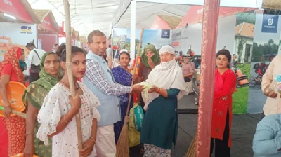 प्रदर्शनी में उत्पाद देखते समूह और अन्य आगंतुक