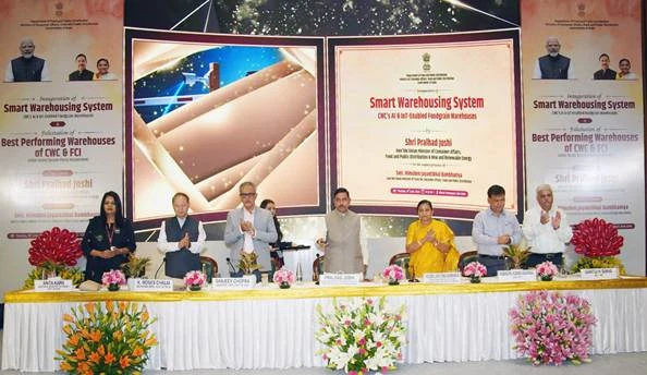 स्मार्ट वेयरहाउसिंग प्रणाली जारी करते प्रतिनिधि